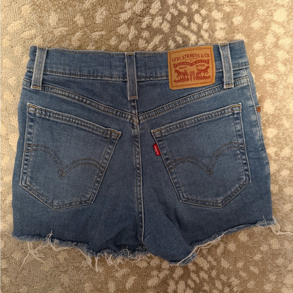 Levi’s High Rise Shorts - Picture 2 of 6